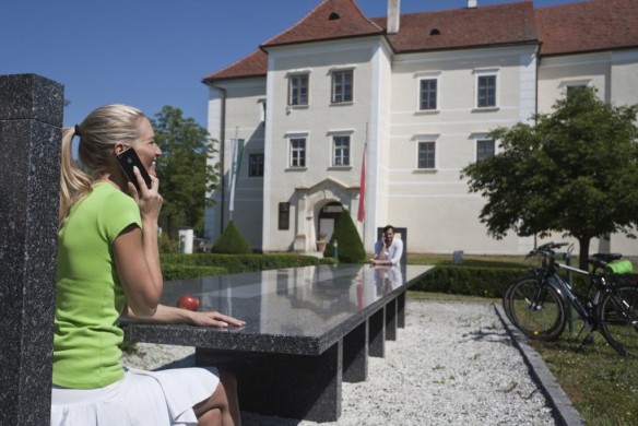 Galeriefoto Rast beim Schloss Burgau am Eurovelo 9 (c) Steiermark Tourismus Leo Himsl