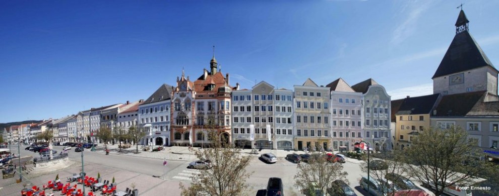 Braunau Stadtplatz mit Rathaus und Stadttorturm (c) Photo Ernesto