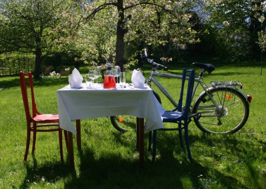 Gemütlich im Garten mit Rad (c) Spiele- und Buchhotel Tschitscher, Dieter Mayr-Hassler