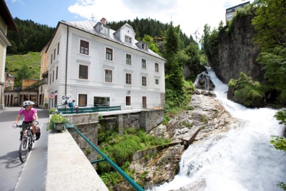 Alpe_Adria_Radweg_in_Bad_Gastein_Bruecke_ueber_Gasteiner_Wasserfall(c)SalzburgerLand-Daniel_Simon