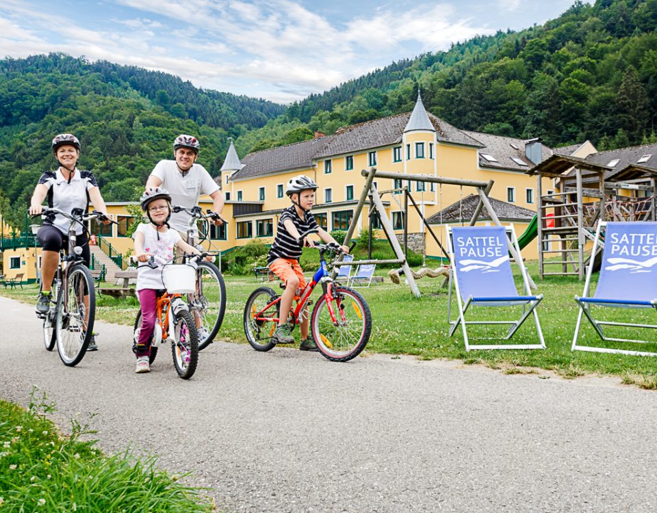 Hotel Donauschlinge mit Radfahrern
